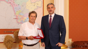 Губернатор Василий Орлов наградил амурского академика Анатолия Деревянко - gtrkamur.ru