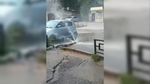 В Свободном на дорогу под сильным напором хлещет вода - gtrkamur.ru