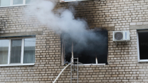 Пожилого мужчину спасли из горящей квартиры в Белогорске - gtrkamur.ru