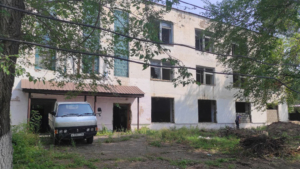 Администрацию Пояркова обязали заложить оконные и дверные проемы в заброшенном здании - gtrkamur.ru