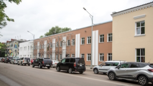 Фасад благовещенской автоколонны красят в пастельные тона - gtrkamur.ru