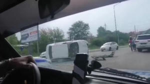 Жесткое ДТП с опрокидыванием авто случилось в Благовещенске - gtrkamur.ru