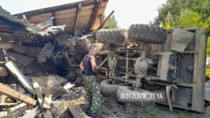 Гаражи и линии электропередачи снес большегруз в Зее - gtrkamur.ru