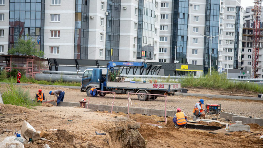 Дополнительные парковочные места появятся у самой большой школы в Благовещенске  - gtrkamur.ru
