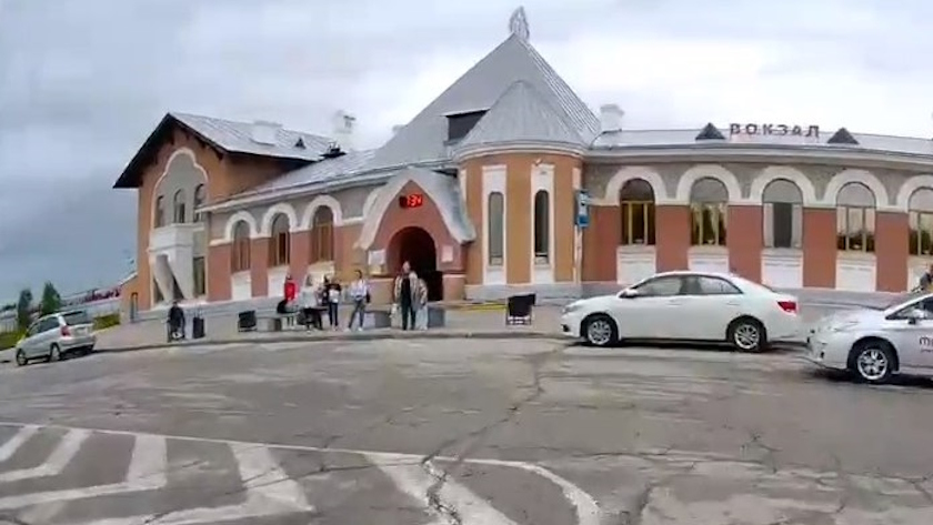 Нарушителя правил парковки у вокзала в Благовещенске оштрафовали - gtrkamur.ru