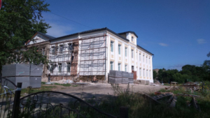 Реставрацию 70-летнего здания школы Прогресса завершат этой зимой - gtrkamur.ru