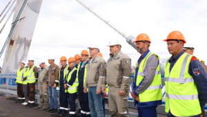 Василий Орлов наградил отличившихся строителей нового зейского моста - gtrkamur.ru
