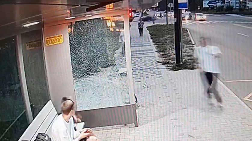 Стеклянную панель остановки на десятки тысяч разбили в Благовещенске - gtrkamur.ru