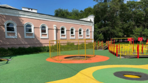 Инклюзивную площадку в горпарке придется ремонтировать после визита неаккуратных благовещенцев - gtrkamur.ru