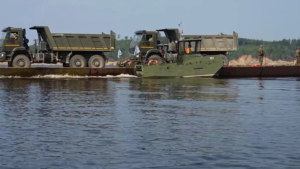 Переправа на Зейском водохранилище сокращает путь к месту реконструкции БАМа в 10 раз - gtrkamur.ru