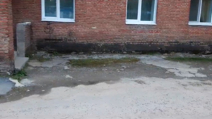 Фундамент четырехэтажки в Тынде разрушают дождевые воды - gtrkamur.ru