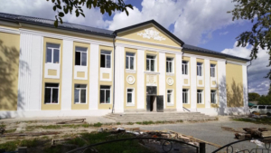 Реставрация фасада школы в Прогрессе почти завершилась - gtrkamur.ru