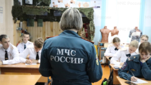 О пути в профессию поговорили сотрудники МЧС с учениками профильных классов - gtrkamur.ru