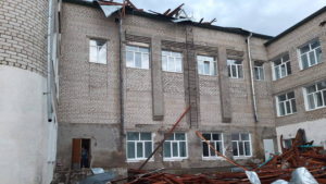Ураганный ветер снес крышу со школы в Новокиевском Увале - gtrkamur.ru
