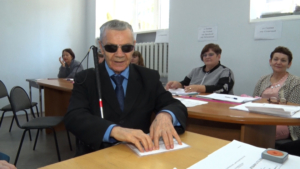В Благовещенске избиратели с нарушением зрения проголосовали с помощью специальных трафаретов - gtrkamur.ru