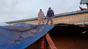 Крышу школы в Новокиевском Увале закрыли от дождя - gtrkamur.ru