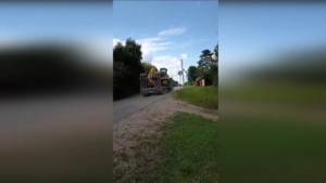 Асфальт на одной из улиц Свободного превращается в крошку под колесами большегрузов - gtrkamur.ru