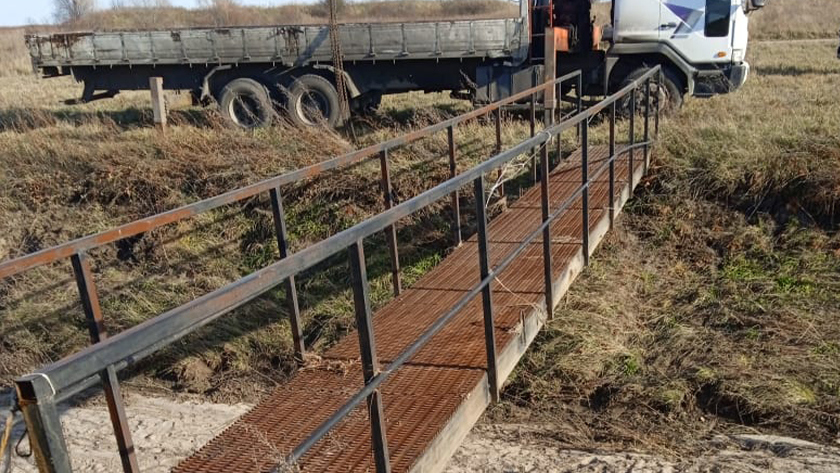 Пешеходный мост вернули на место в амурском селе - gtrkamur.ru