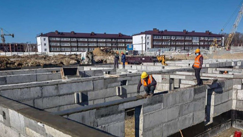 Трехэтажную школу продолжают строить в благовещенских Чигирях - gtrkamur.ru