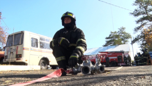Пожарные Амурского центра ГЗ и ПБ потренировались тушить возгорание в многоэтажке - gtrkamur.ru