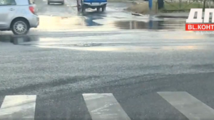 В центре Благовещенска из люка льется вода - gtrkamur.ru