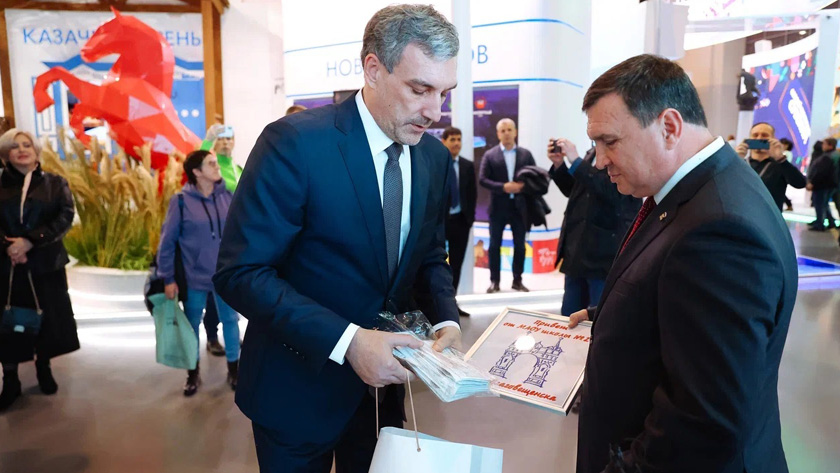 Подарки и письма передал Василий Орлов детям подшефного Приамурью района на форуме «Россия» - gtrkamur.ru