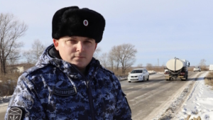 Сотрудник Росгвардии спас благовещенца, который замерзал на обочине - gtrkamur.ru