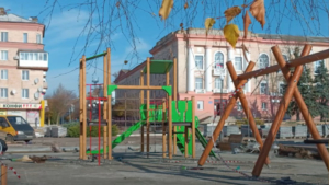 В подшефной Амвросиевке продолжают обновлять площадь и спортзал - gtrkamur.ru