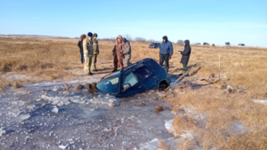 Рыбак на автомобиле провалился под лед в Белогорском округе - gtrkamur.ru