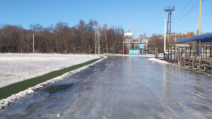 На благовещенском стадионе начали готовить каток - gtrkamur.ru