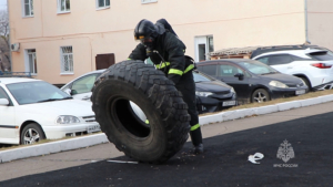 В Благовещенске сотрудники МЧС померились силами в пожарном кроссфите - gtrkamur.ru