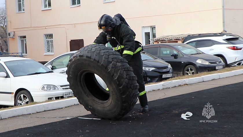 В Благовещенске сотрудники МЧС померились силами в пожарном кроссфите - gtrkamur.ru