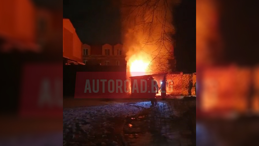Хозпостройку в Благовещенске тушили 17 огнеборцев - gtrkamur.ru