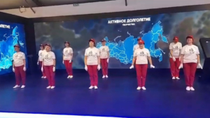 Более сотни москвичей присоединились к танцам пожилых благовещенцев - gtrkamur.ru
