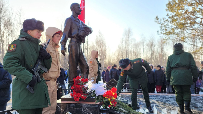 В Смелом торжественно открыли памятник-мемориал Герою России Ивану Цевуну - gtrkamur.ru