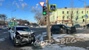 Две иномарки не поделили перекресток в центре Благовещенска - gtrkamur.ru