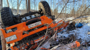 В Тындинском округе двое человек погибли в перевернувшемся КамАЗе - gtrkamur.ru