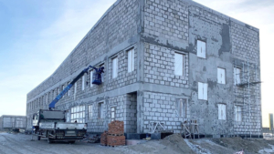 На строительстве пункта пропуска Кани-Курган задействованы более 200 человек - gtrkamur.ru