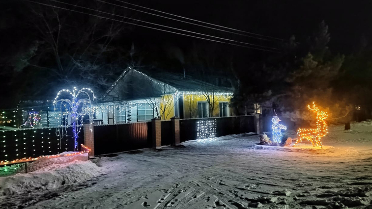 Новогоднюю сказку создают амурчане в своих домах и дворах - gtrkamur.ru