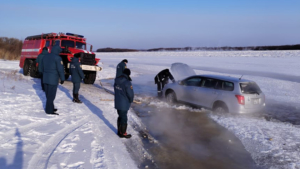 В Свободном на переправе под лед провалился автомобиль - gtrkamur.ru