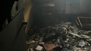 Троих человек спасли пожарные из задымленного подъезда в многоэтажке Белогорска - gtrkamur.ru