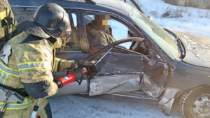 Пожарные спасатели помогли участнику ДТП в Шимановске - gtrkamur.ru