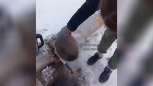 Жители Завитинска год пользуются водой из врезки в трубе - gtrkamur.ru