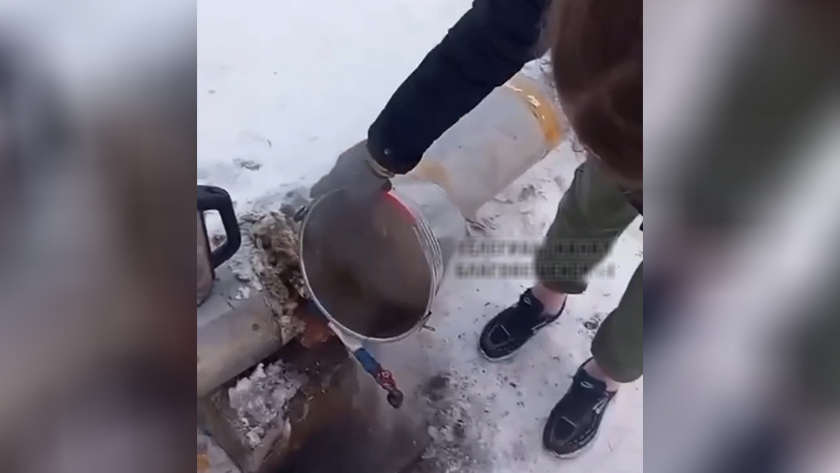 Жители Завитинска год пользуются водой из врезки в трубе - gtrkamur.ru
