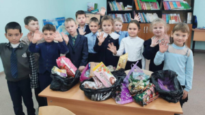 Дед Мороз и Снегурочка навестили детей участников спецоперации в Приамурье - gtrkamur.ru