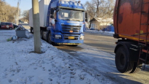 Из-за автохамов в Благовещенске из дворов не могут вывезти мусор - gtrkamur.ru