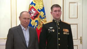 Житель Белогорска получил именной пистолет из рук Владимира Путина - gtrkamur.ru