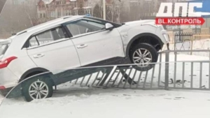 В Благовещенске автомобиль повис на металлическом ограждении - gtrkamur.ru