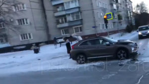 В Благовещенске иномарка от удара с другим авто врезалась в жилой дом - gtrkamur.ru