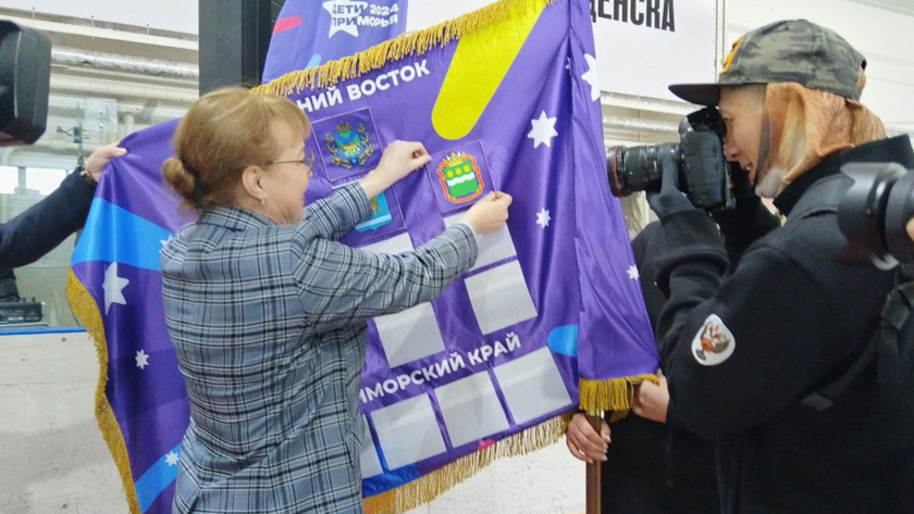 Флаг международных спортивных игр «Дети Приморья» побывал в Благовещенске - gtrkamur.ru